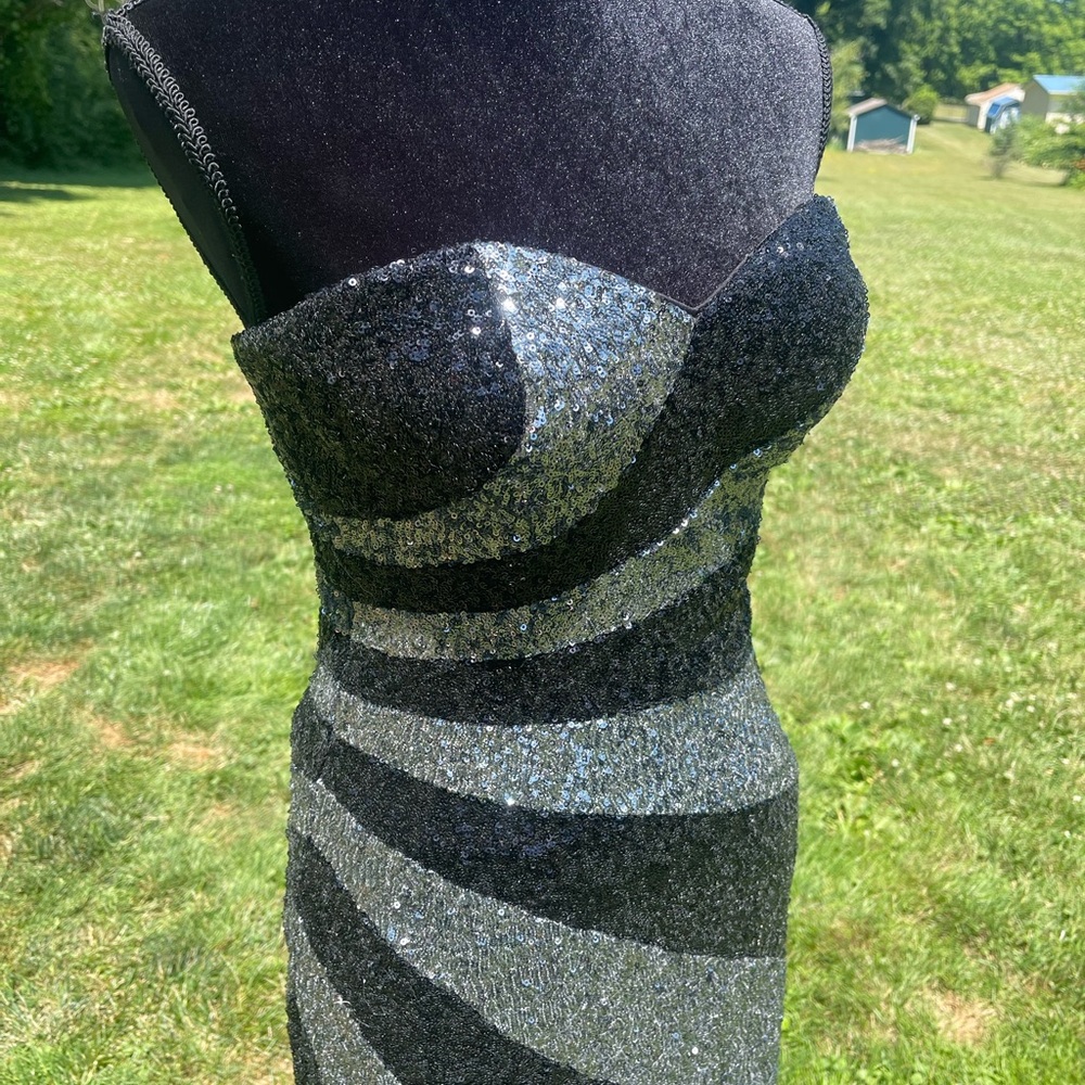 La Femme formal gown - Picture 2 of 6